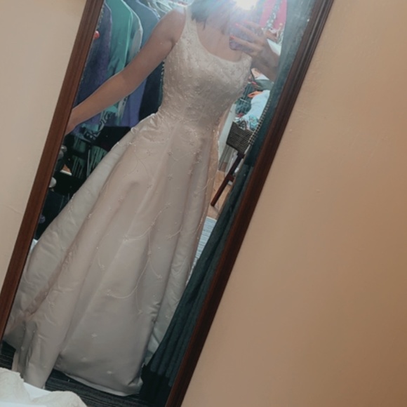 Wedding dress - Picture 1 of 2